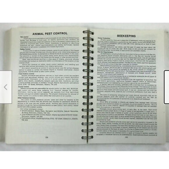 1976 Dept Agriculture Alberta Farm Guide Crop Insects Livestock Commodity Future - Picture 2 of 12